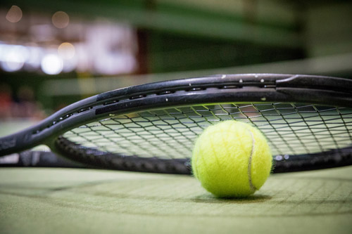 Tennisschläger mit Ball