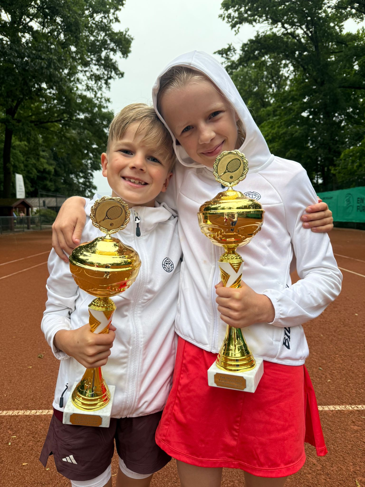 Vivianna und Benjamin Sutor gewinnen die Bramgau Junior Open in ihren Altersklassen